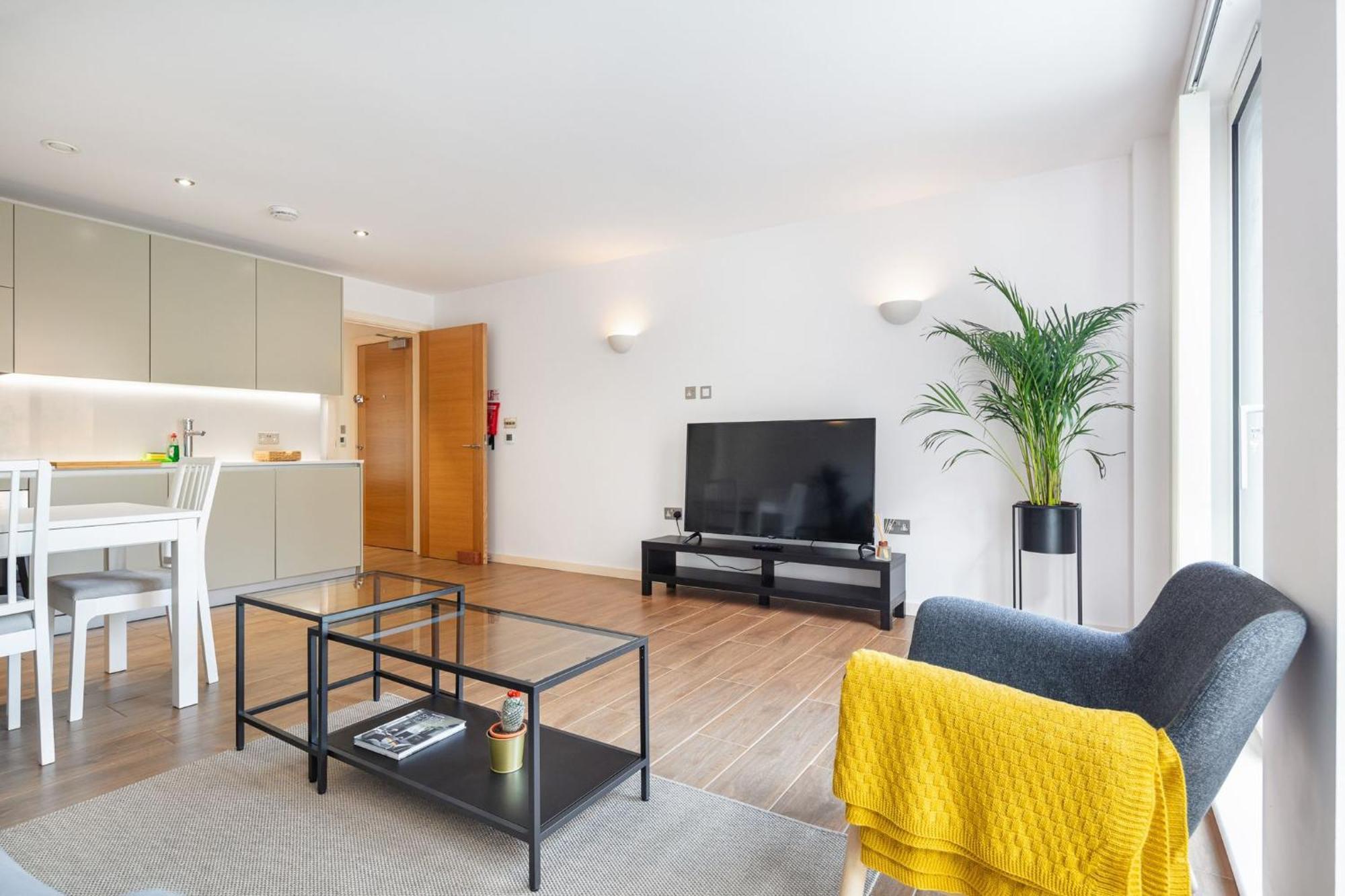 Appartement 2 Bed - 4 Local Train Stations! Londres