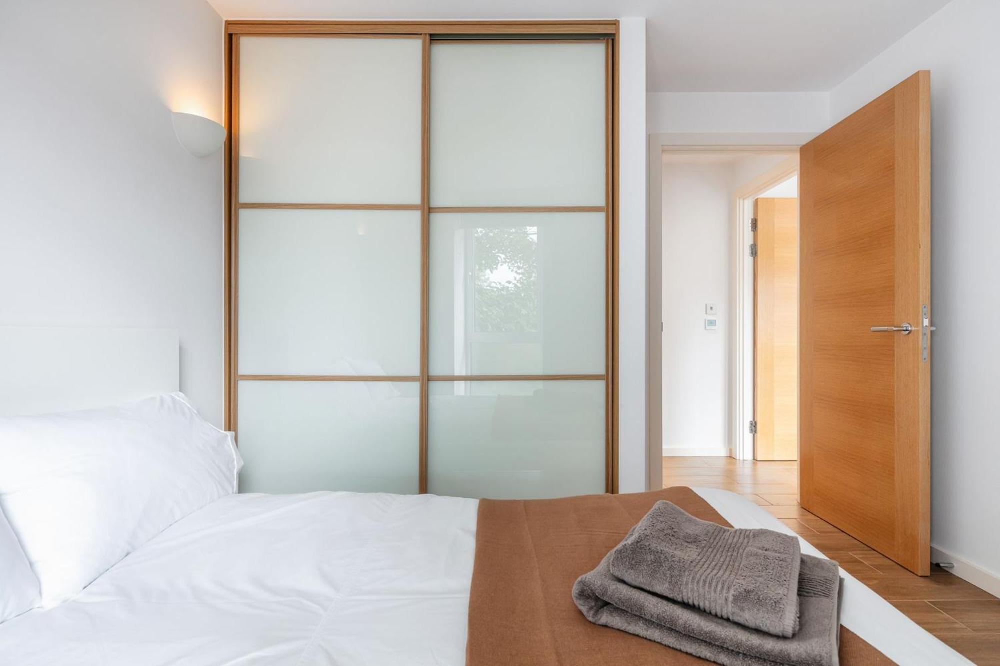 2 Bed - 4 Local Train Stations! * Londres