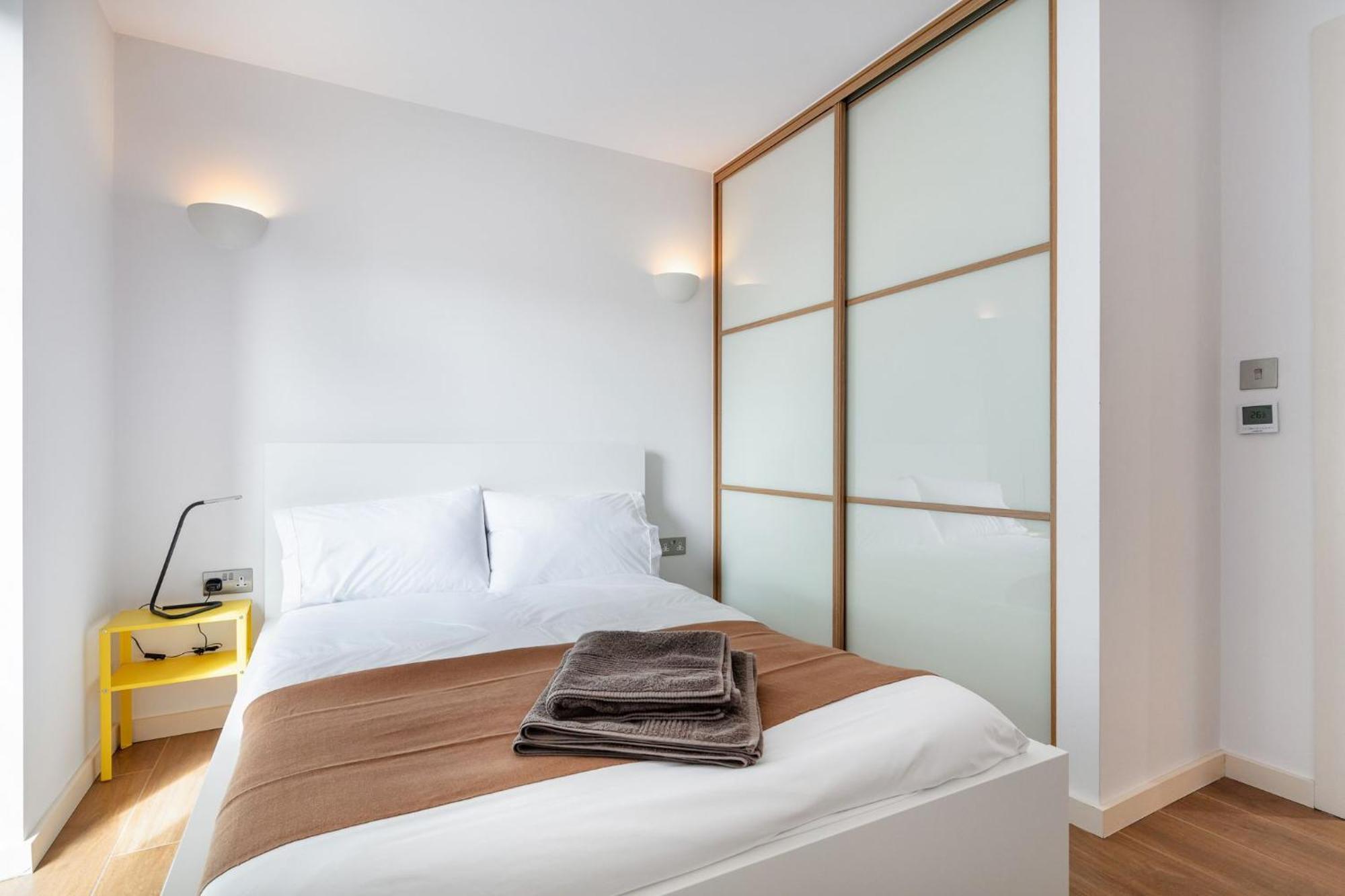 2 Bed - 4 Local Train Stations! Londres