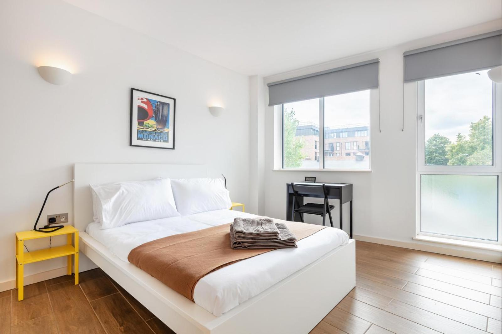 2 Bed - 4 Local Train Stations!