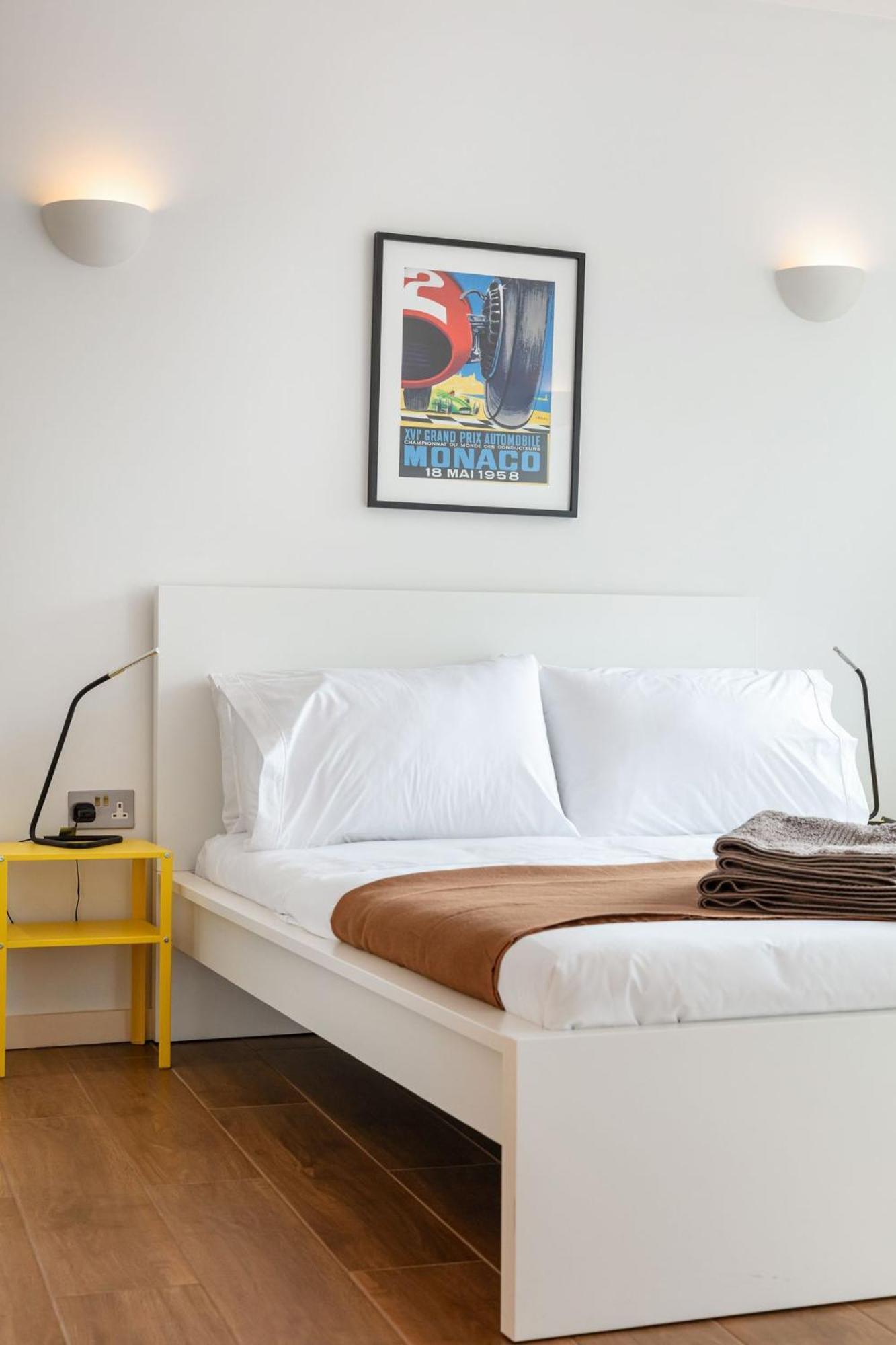 2 Bed - 4 Local Train Stations! Appartement