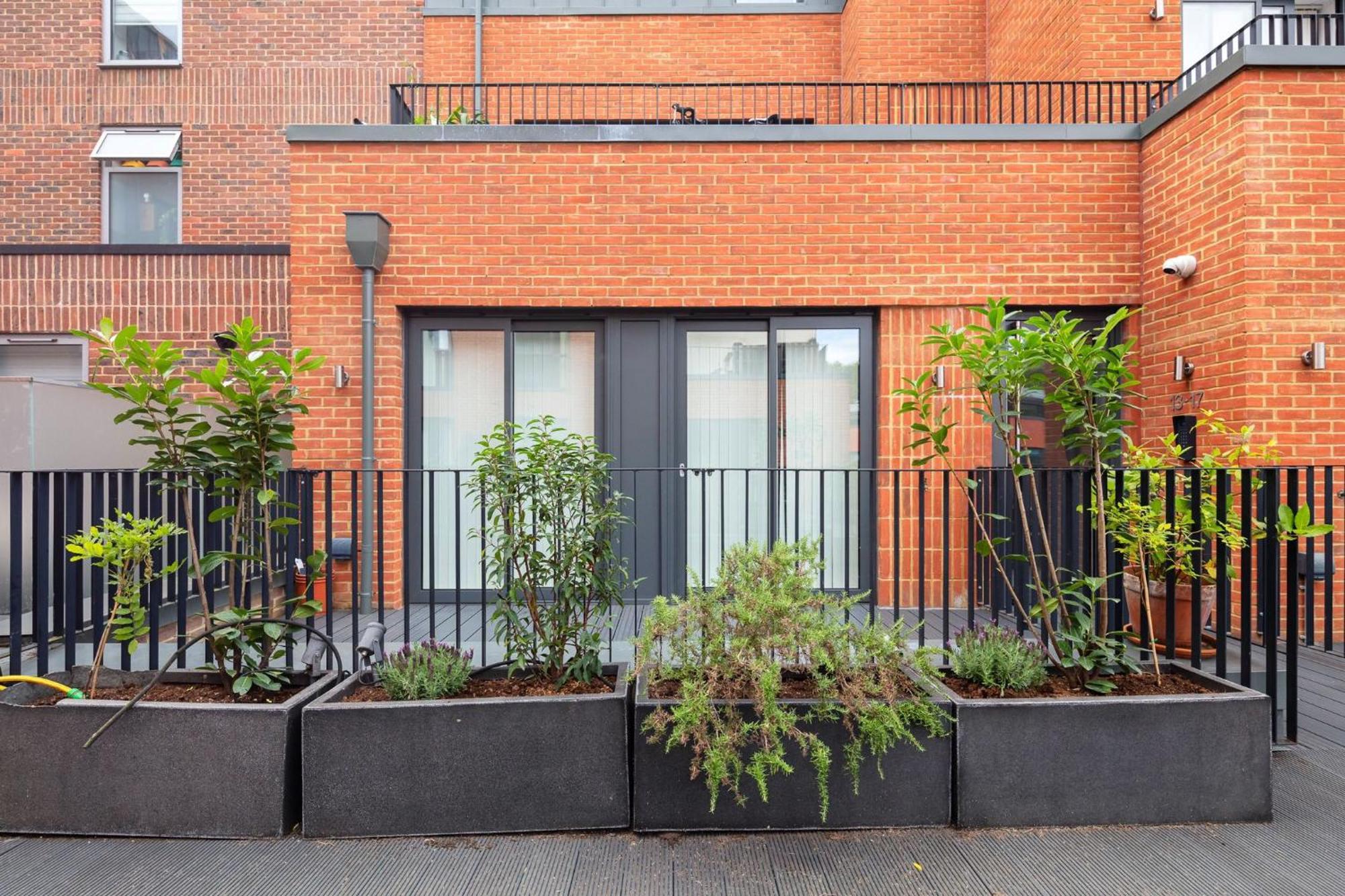 2 Bed - 4 Local Train Stations! Londres