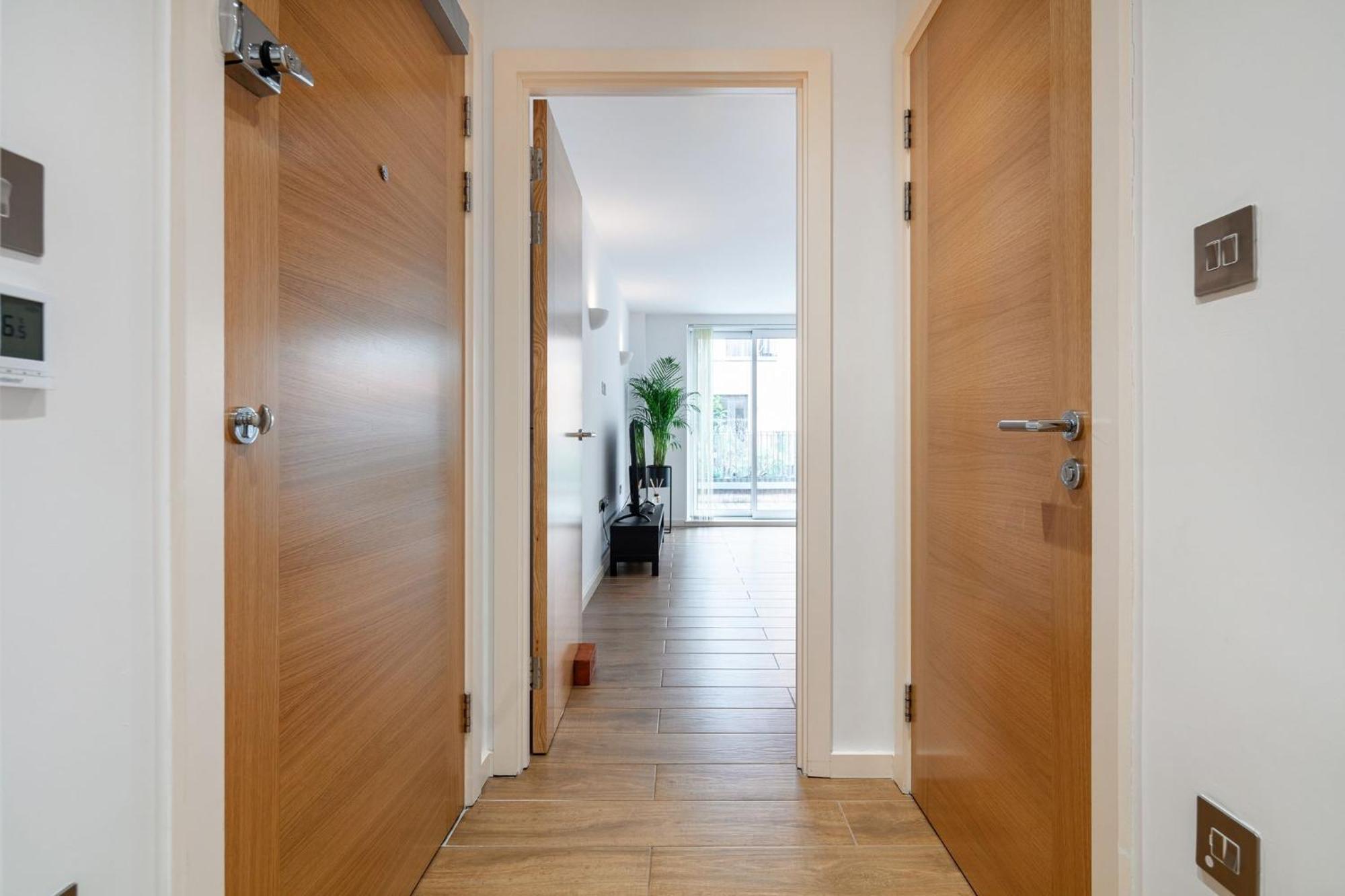 2 Bed - 4 Local Train Stations!