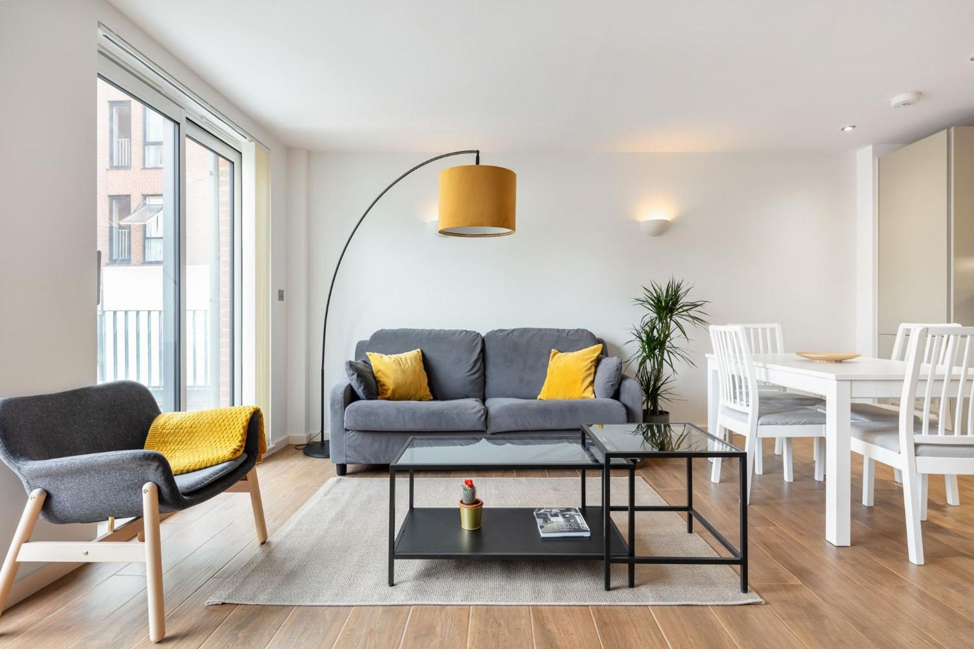 2 Bed - 4 Local Train Stations! Appartement