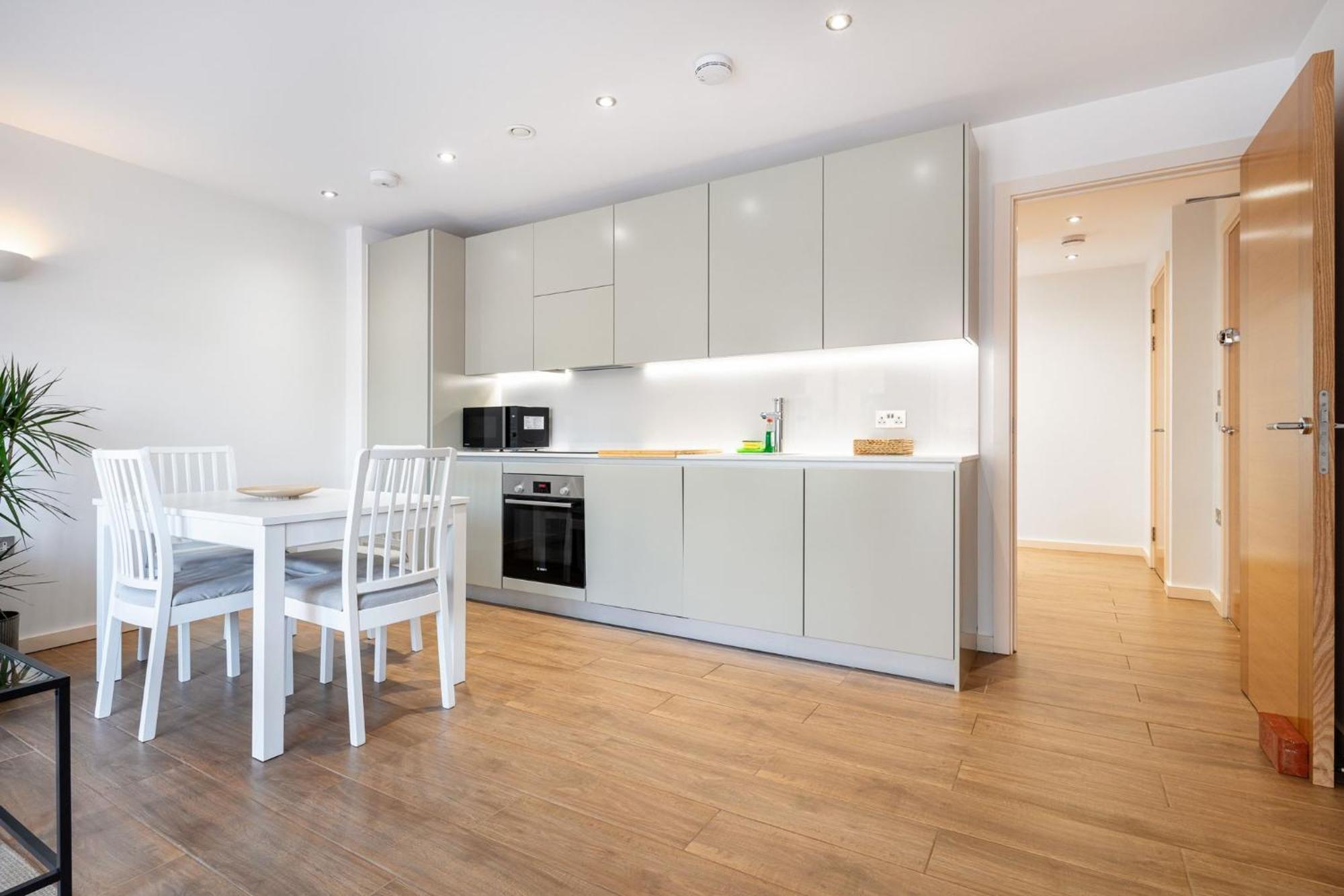2 Bed - 4 Local Train Stations! Londres